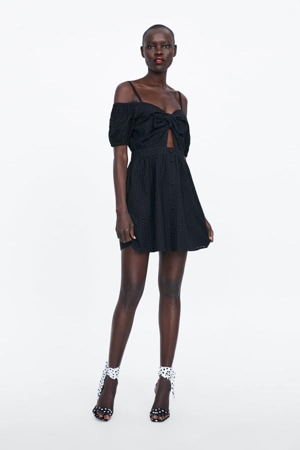 Vestido con detalle de bordados perforados, escote en pico y hombros descubiertos, 29,95 euros.