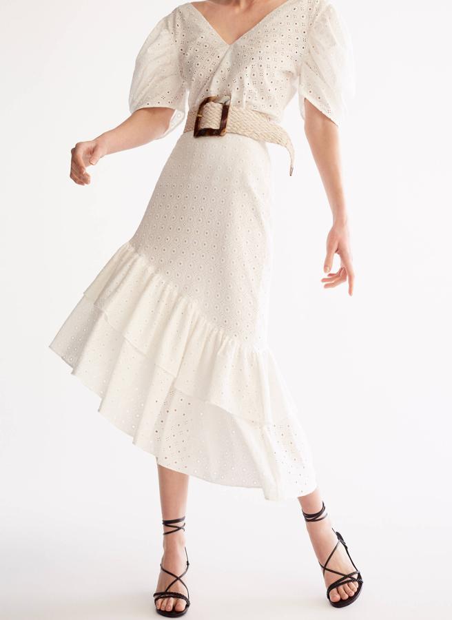 Este modelo quizá no es para una boda (por aquello del color blanco) pero nos parece una opción perfecta para una comunión. Tienen el cuerpo a juego y el conjunto hace tipazo asegurado (89 euros).