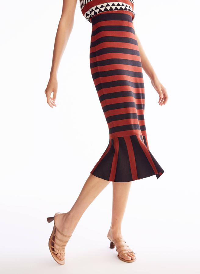 Ya te hemos hablado de  esta falda  (en realidad, del conjunto entero, perfecto para las 24 horas del día). Y es que se nos ocurren mil maneras de combinarla para cualquier evento (69 euros).