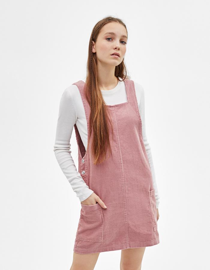 Un peto con una camiseta blanca es la perfecta prenda de entretiempo. Este de pana te lo podrás seguir poniendo en otoño. Y solo por 13,99 euros.