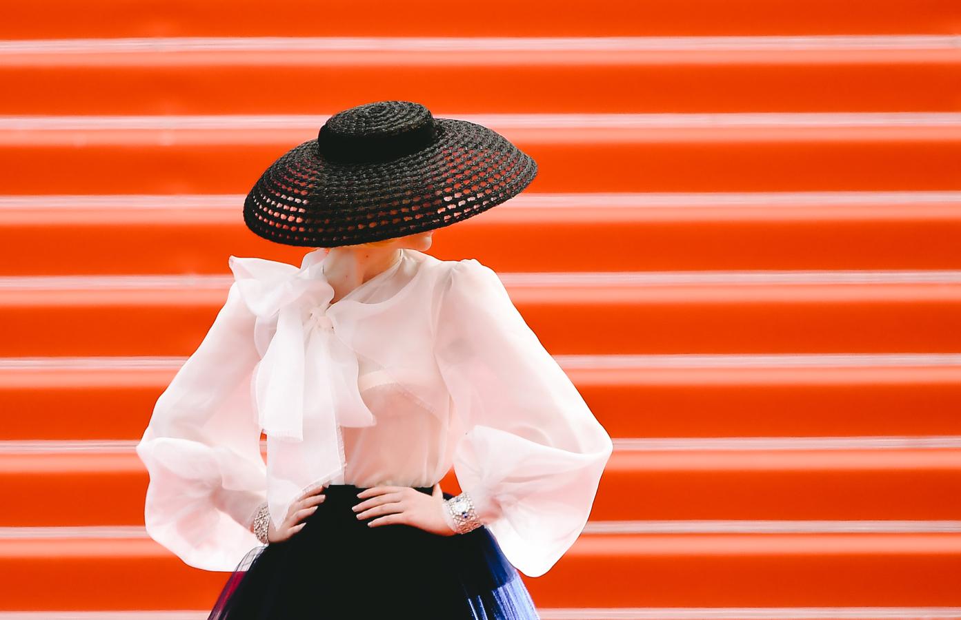 Elle Fanning ha completado su look de Dior con imponentes joyas de Chopard: un reloj de oro blanco, zafiros y diamantes y un brazalete a juego de la colección Red Carpet.