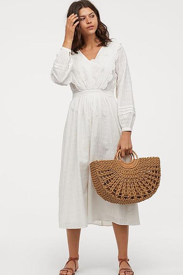 Vestido romántico en algodón blanco de H&M, también en tallas curvy.