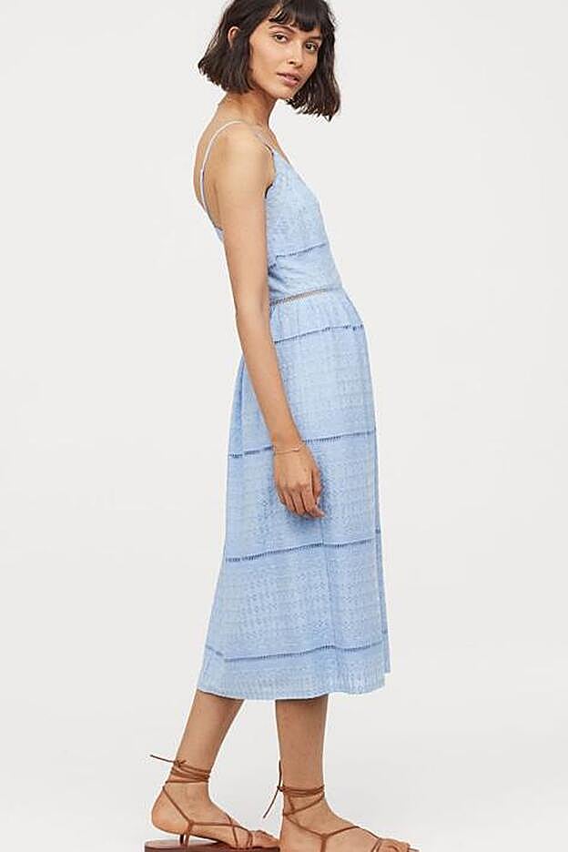 Precioso vestido azul cielo (también los tienes en blanco y en negro), que puedes encontrar en H&M hasta la talla 50.