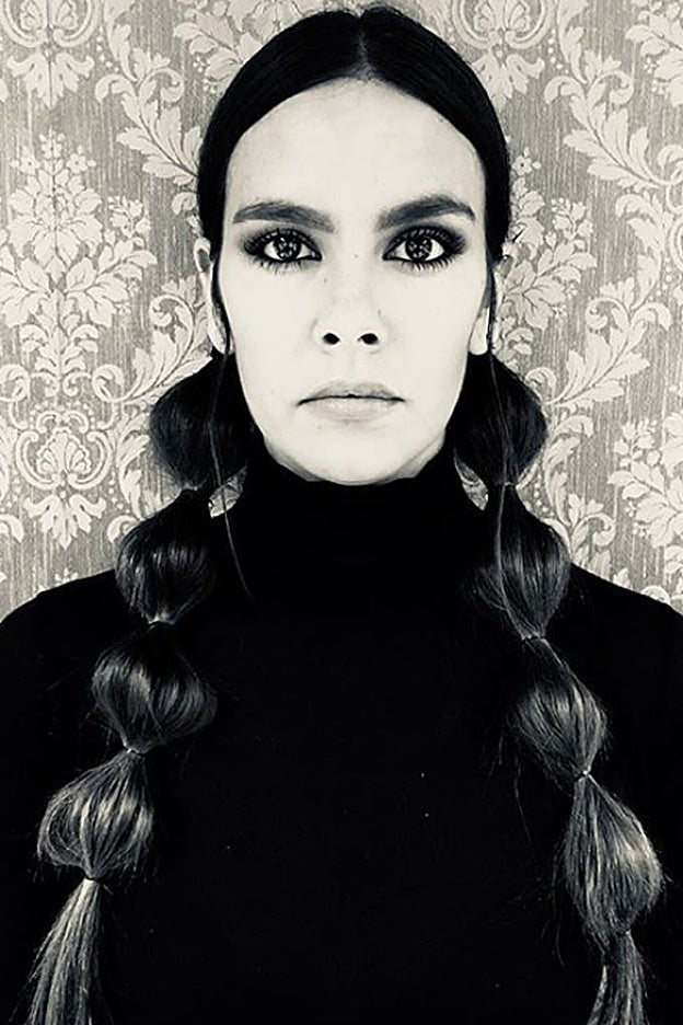 Así de impresionante posó Cristina Pedroche en enero de 2018: imitando también a Miércoles Adams.