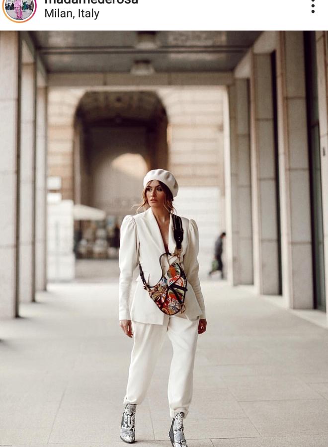 Ángela Rozas Saiz fiel a sus estilo con unos pantalones bombachos en color blanco a juego con esta blazer de estilo retro con mangas abullonadas ¿El toque estrella? Sus botines de tacón con estampado de serpiente.