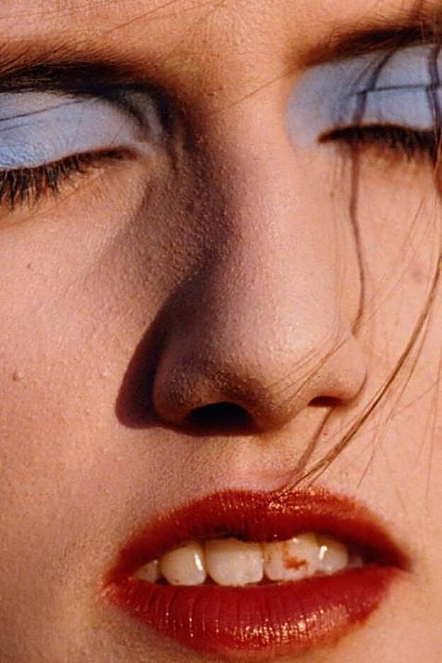 Thomas de Kluyver convierte la pesadilla de mancharse los dientes con labial rojo en un atrevimiento de estilo.