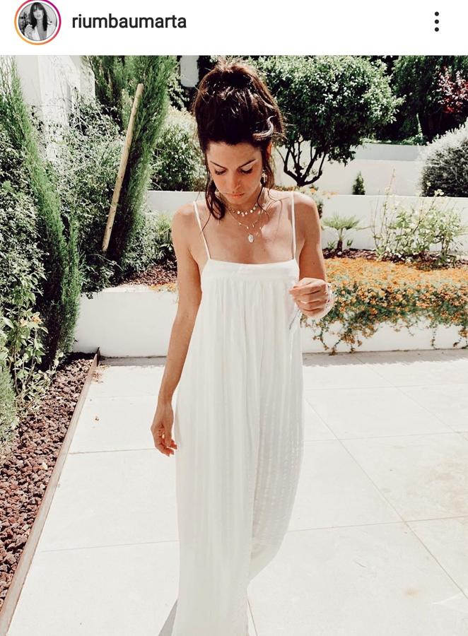 Marta Riumbau no se separa del estilo boho que más está caracterizando sus looks esta temporada, evidencia de ello es este lookazo con mono blanco de Zara.