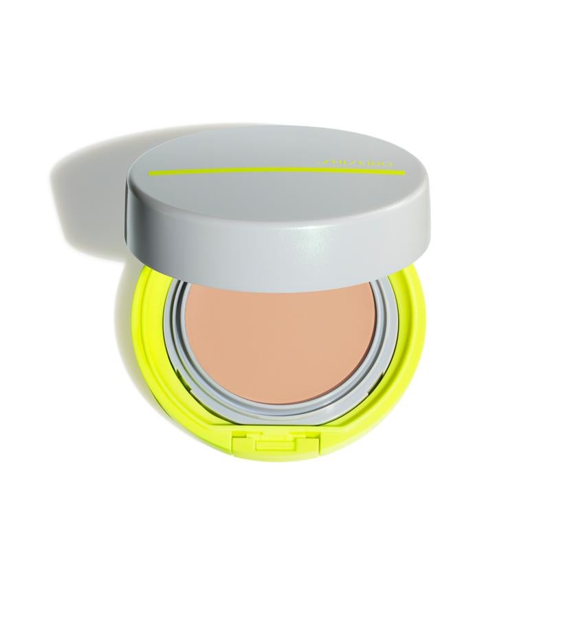 Este producto es se puede usar todos los días o para retoques antes, durante o incluso después de un entrenamiento intenso. Proporciona un acabado sin polvo realza la piel con un brillo sutil, pero con un efecto completamente invisible. Y, aunque su textura es muy ligera, contiene SPF 50+, la tecnologías Quick Dry, que dispersa el sudor antes de que lo notes y Wet Force, que utiliza la humedad para reforzar la película protectora.  Sports BB Compact SPF 50+ de Shiseido  (43 €).