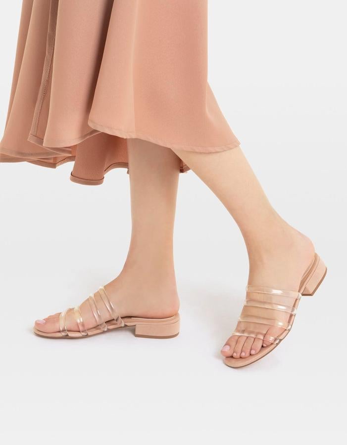 Estas sandalias de tiras transparentes de Stradivarius (25.99 euros) consiguen un efecto 'desnudo' que hace tus piernas más largas.