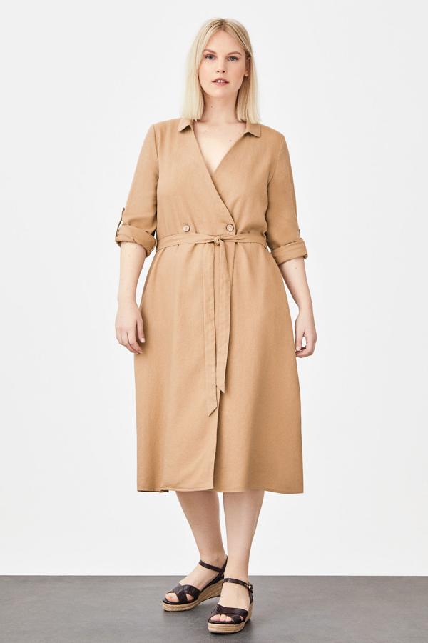 Este vestido camisero cruzado en lino cámel con cinturón de  Cortefiel  cuesta  59.99 euros , y está disponible hasta la talla XXL.