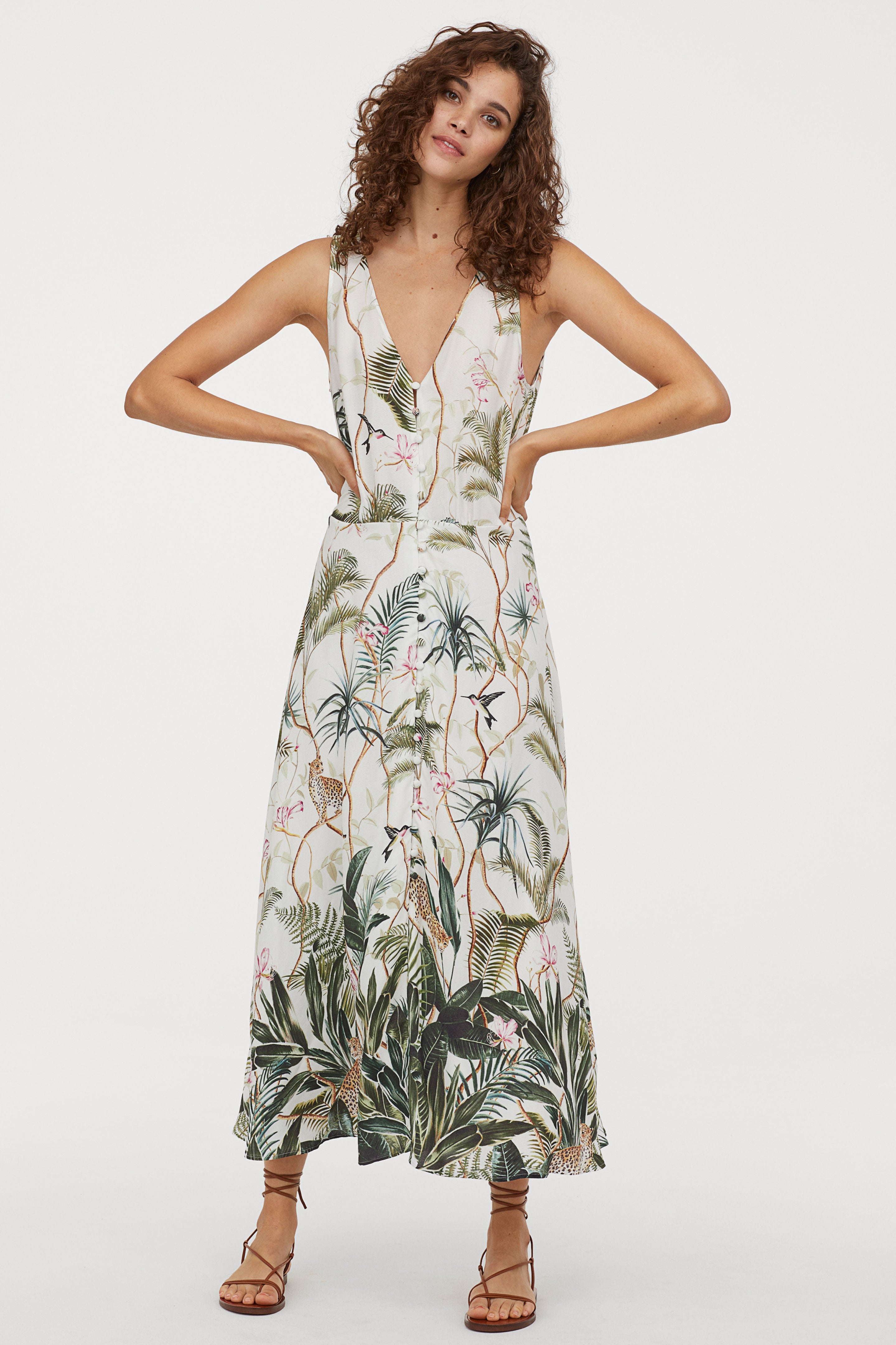 H&M  es una de las marcas más inclusivas del 'low cost' en cuanto a  prendas de tallas grandes  en su colección principal se refiere. Este maxi vestido de gasa con estampado tropical dará color a tus mejores looks de verano.  Cuesta 39.99 euros , y está disponible hasta la talla XXL.