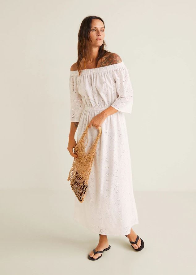 Maxi vestido blanco de bordado suizo con escote 'off the shoulders' de  Mango . Su  precio es de 59.99 euros , y está disponible hasta la talla XL.