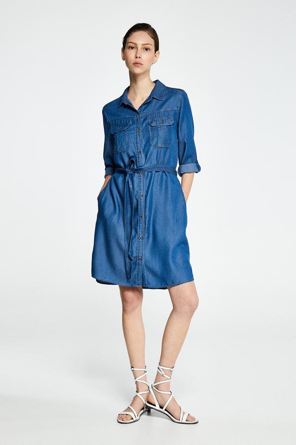 Vestido vaquero de tipo camisero en tendel con detalle de cinturón.  Cuesta 29.99  euros en  Sfera , y está disponible hasta la talla XL.