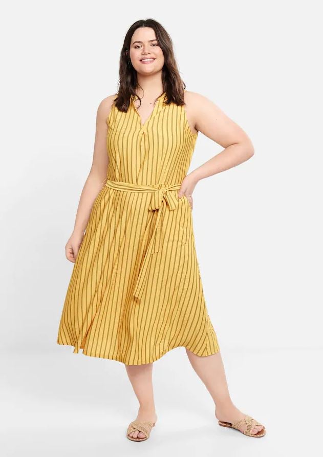 Además de ser súper favorecedor por su estampado de rayas, este vestido amarillo de  Violeta by Mango  potenciará tu bronceado.  Cuesta 49.99 euros , y está disponible hasta la talla XXL.