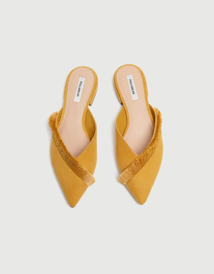 La silueta escotada de estas  babuchas de Pull&Bear  es súper favorecedora para tus piernas. Cuestan 25.99 euros.