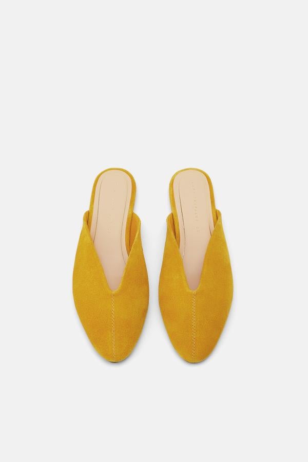 Estas babuchas en ante amarillo mostaza conseguirán alargar nuestras piernas gracias a su silueta escotada. Son de Zara, y cuestan 25.95 euros.