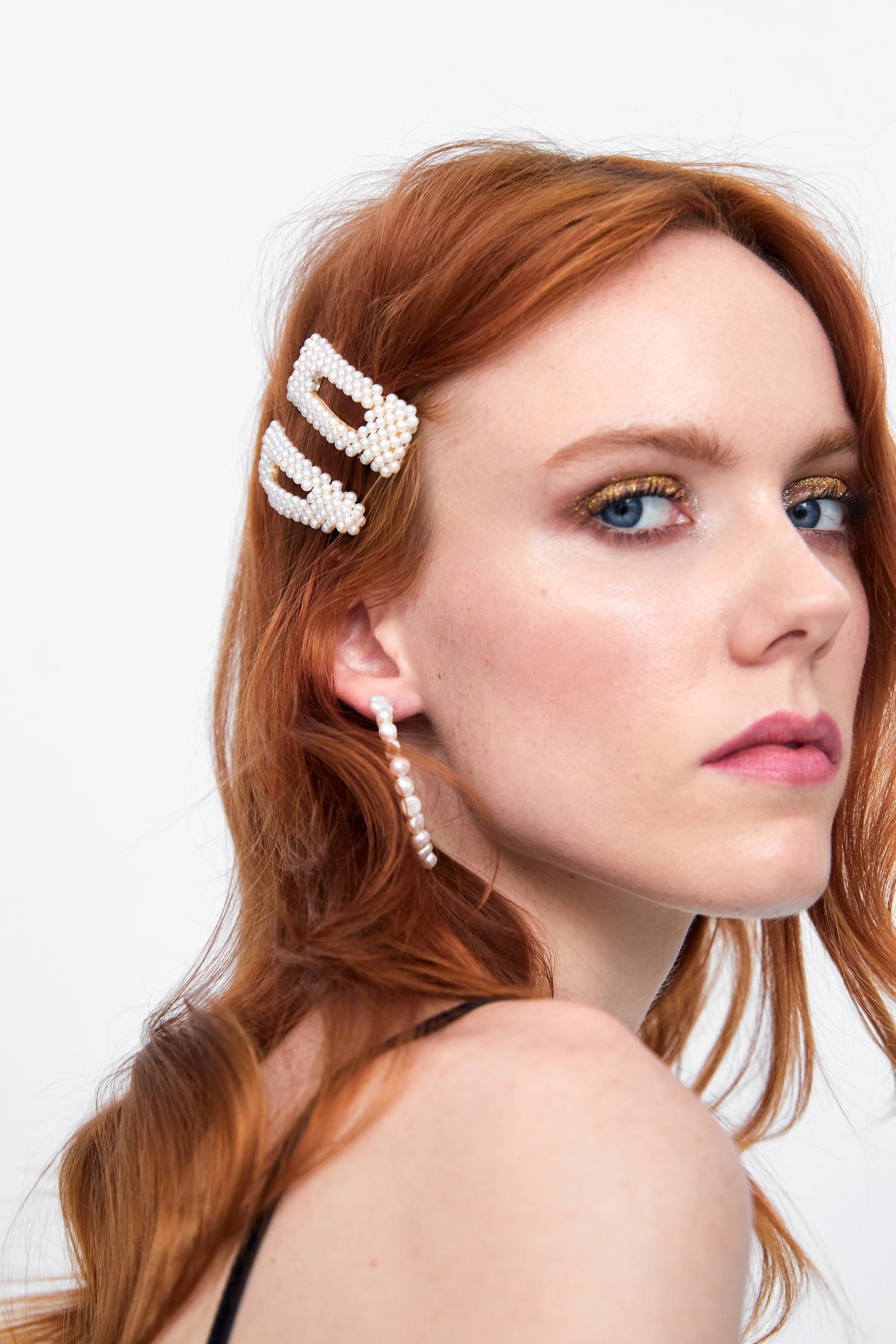 Set de pinzas con perlas para decorar el pelo (15.95 euros en Zara).