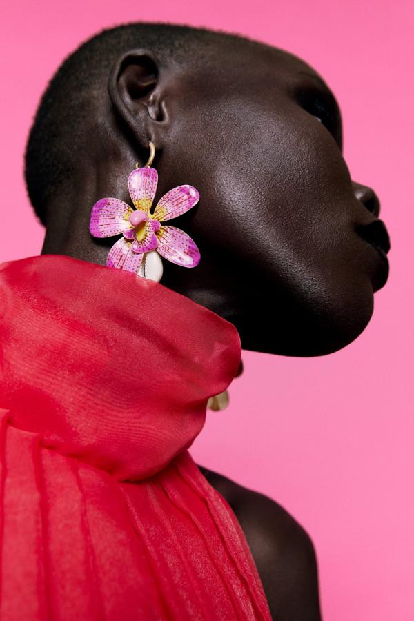 Pendientes XXL en forma de flor (12.95 euros en Zara).