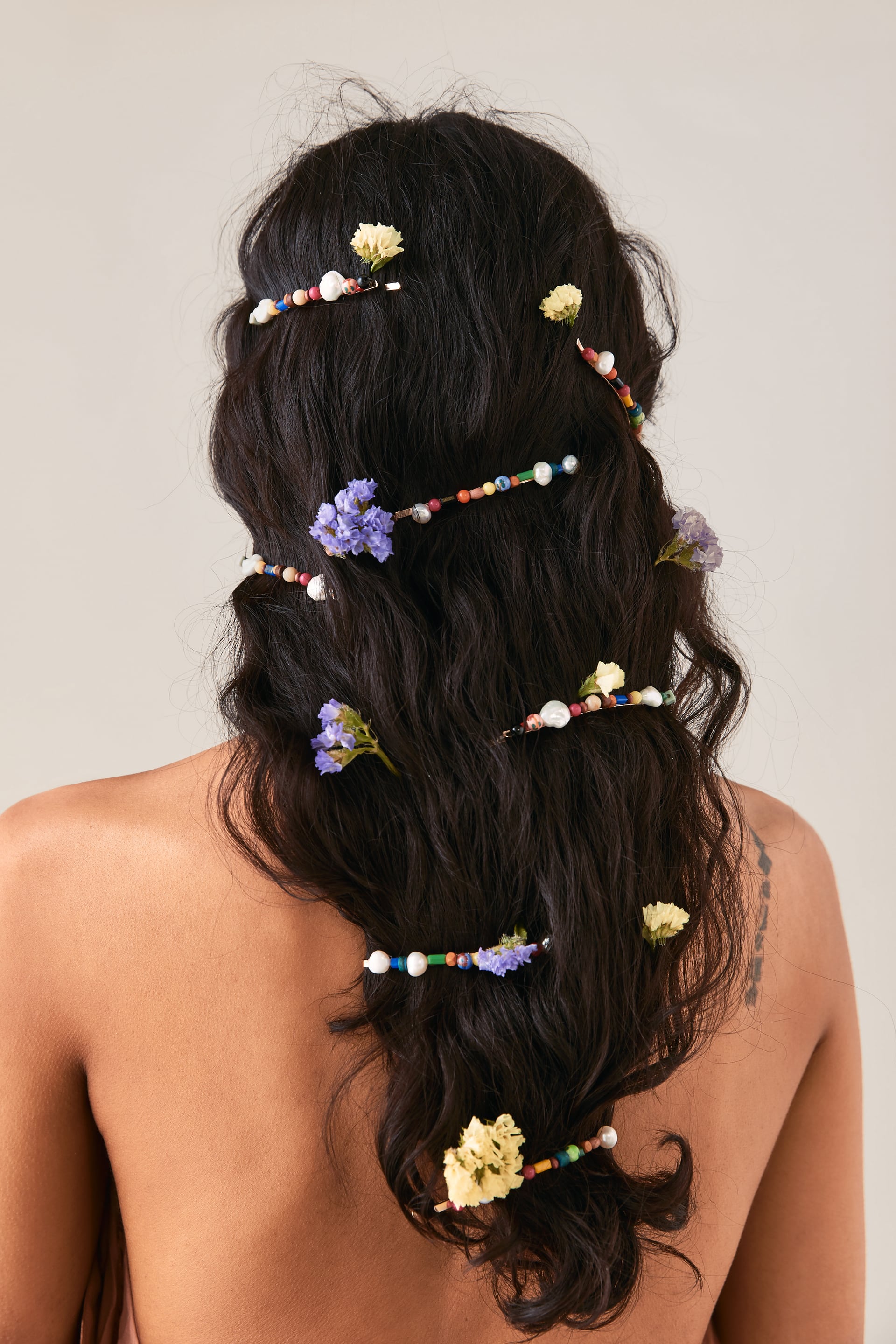 Set de pinzas de abalorios de colores y perlas para decorar el pelo (12.95 euros en Zara).