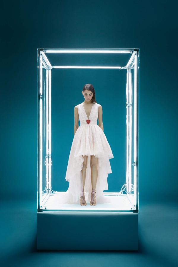 chiara Ferragni ha llevado este vestido rosa empolvado con detalle de broche joya de la colección de Giambattista Valli x H&M (499 euros).