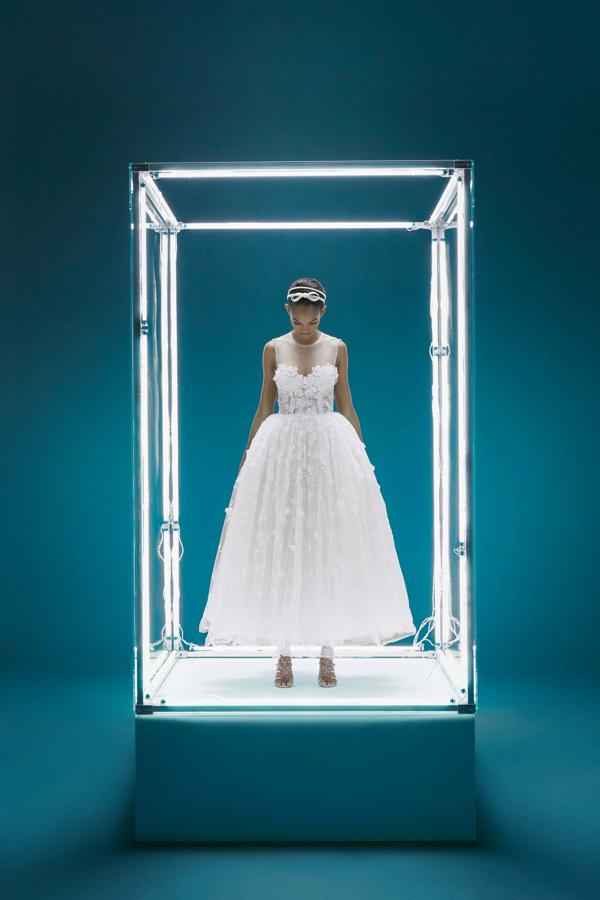 Las novias de la próxima temporada podrán llevar este maravilloso vestido blanco de inspiración bailarina con falda de tul bordada y cuerpo con escote fantasía de la colección de Giambattista Valli x H&M (499 euros).