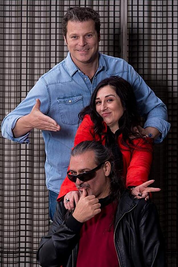 Jota Abril junto al grupo Camela.