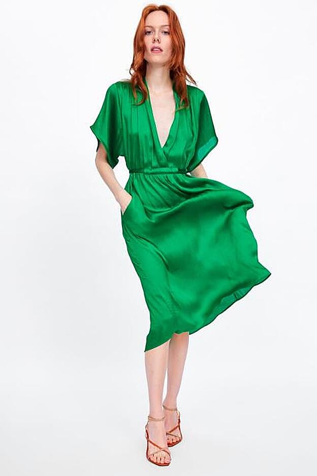 Vestido satinado verde agua de Zara.