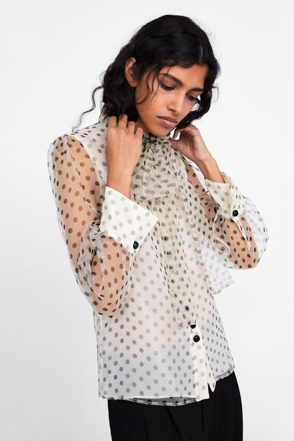 Esta blusa de organza con estampado de lunares y lazo al cuello es un comodín perfecto para tus looks 'working girl' más elaborados.  Precio: 39,95 euros  en  Zara .