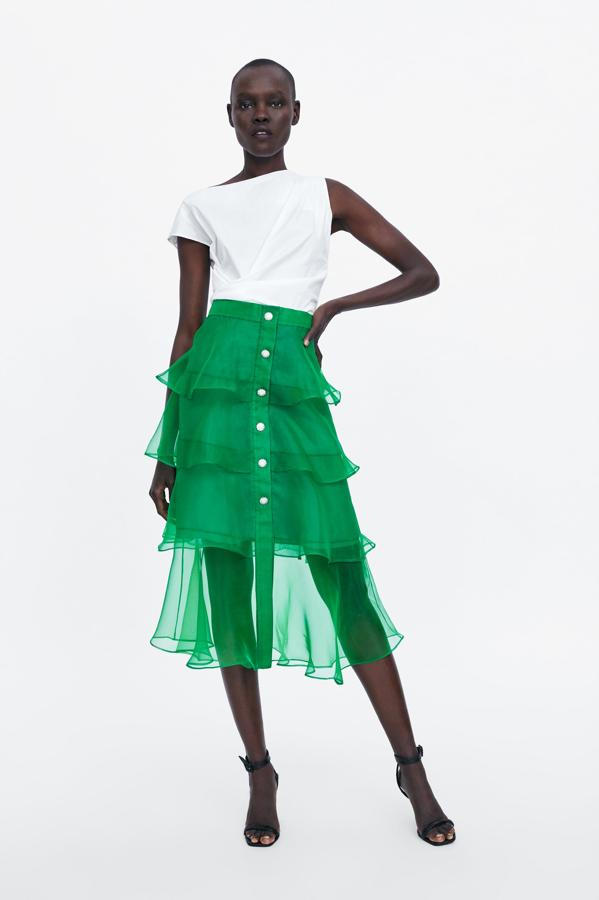 Una de prendas más bonitas que encontramos en la nueva colección de verano de Zara es esta falda de organza verde hierba con volantes y botones joya, que se convertirá en tu preferida para dar forma a tus looks de invitada esta temporada.  Precio: 49.95 euros  en  Zara .