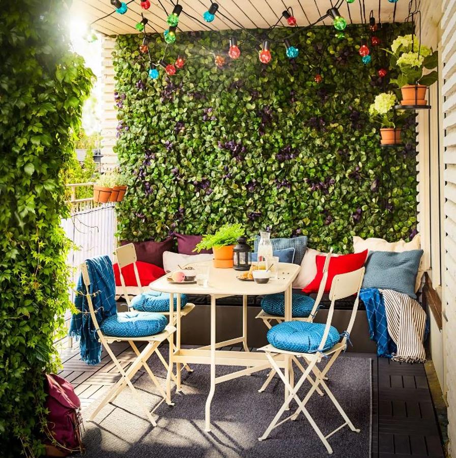 Desde IKEA nos proponen una explosión de color en nuestra terraza a través de textiles atrevidos, muchas plantas que aportan, además, frescor en verano, y unas originales bombillas que aportan un toque vintage sensacional.