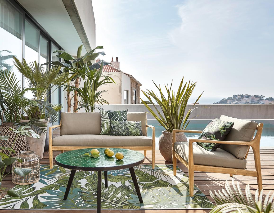 Y del azul del mar, a los estampados tropicales que llenan de color este jardín, y que nos transportan a un viaje lejano... sin salir de casa.