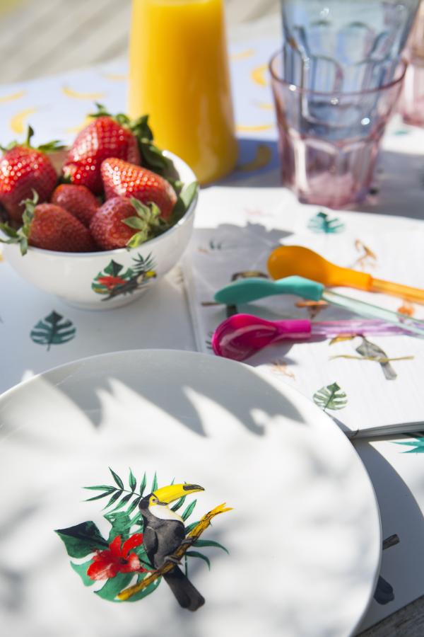 ¿Puede ser más bonita esta vajilla con motivos tropicales de Muy Mucho? Con ella, tu mesa se llenará de color y luz este verano.