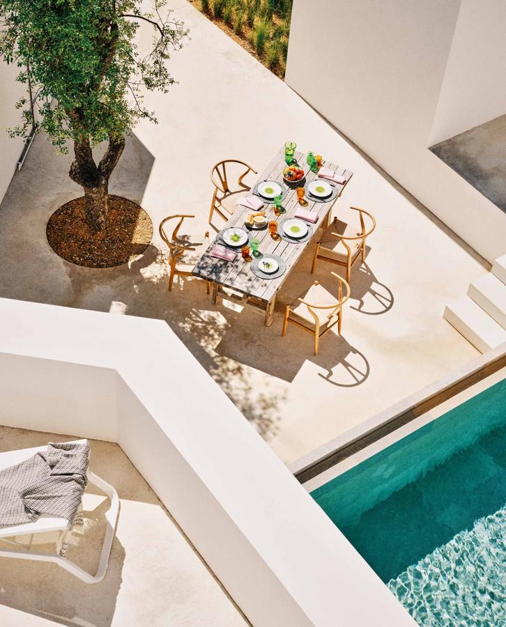 Este comedor exterior en madera envejecida de Zara Home tiene genuino sabor a verano.