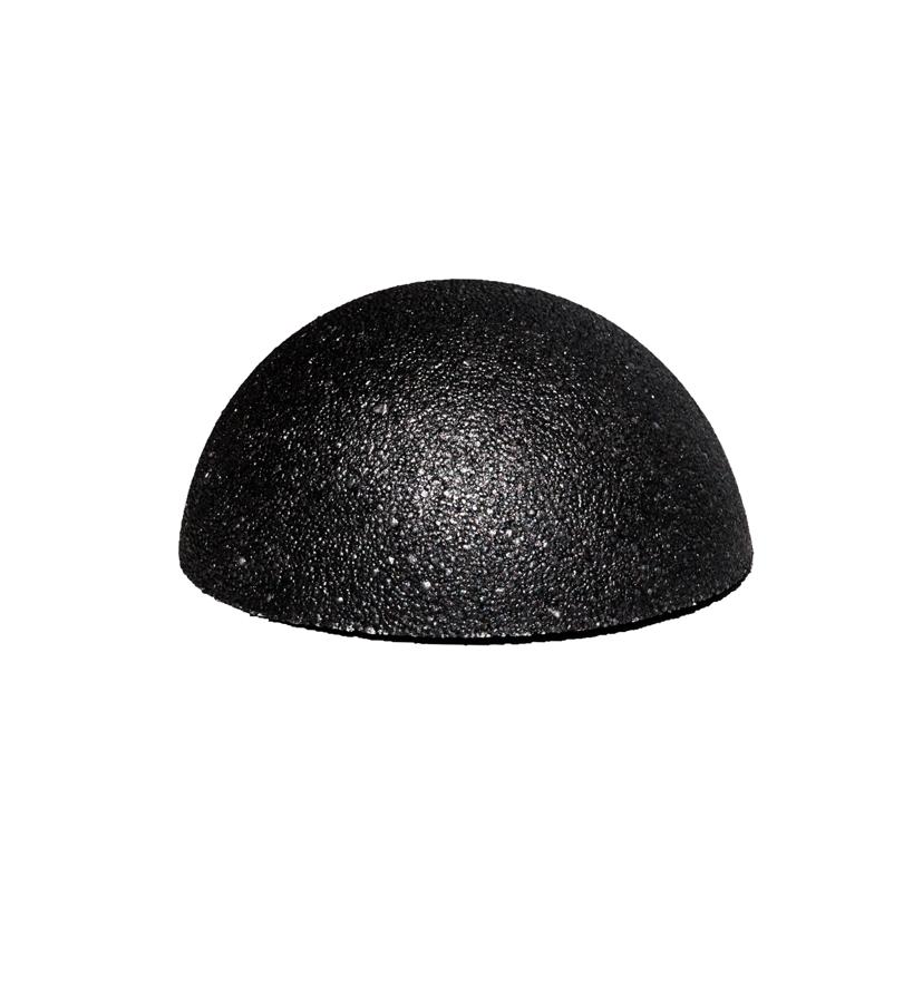 100% natural, sólido y sin sulfatos. Contiene aceites esenciales de hinojo, menta, eucalipto, limón y jengibre, para estimular el cuero cabelludo y la circulación sanguínea, y con carbón activo, arcilla blanca, regaliz, té verde, ortiga, aloe y árnica, para eliminar el exceso de grasa que tapona los folículos pilosos y aportar nutrientes que promueven la regeneración capilar. Se frota sobre el pelo mojado dos o tres veces para conseguir la espuma necesaria, lavar normalmente con ésta y aclarar. (11,95 €).