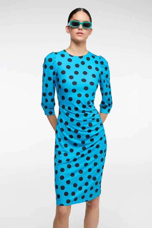 Vestido en color turquesa con estampado de lunares y corte midi, 25,99 euros.