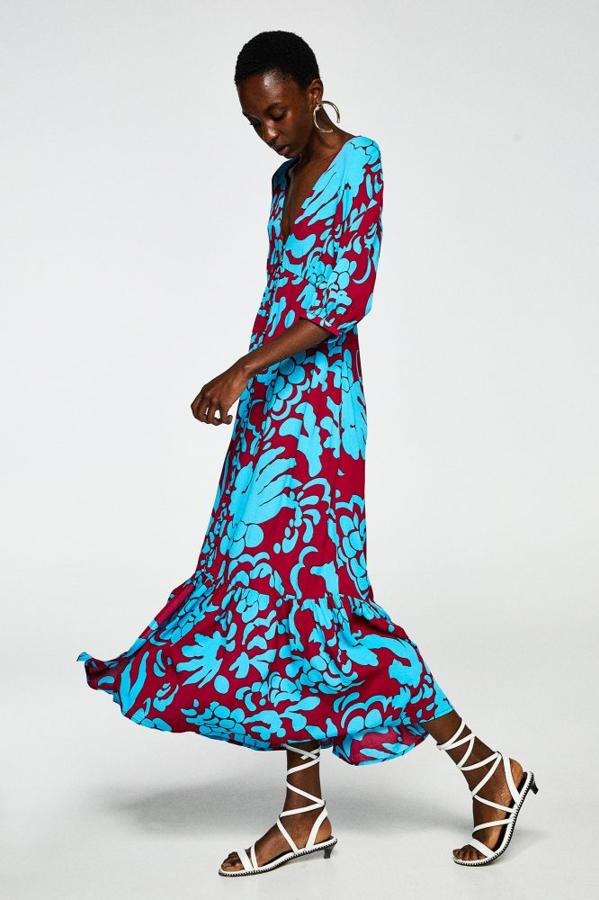 Vestido estampado con detalle de volante en el bajo, 35,99 euros.