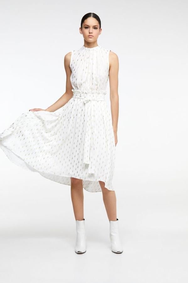 Vestido midi en color blanco con detalle de cinturón, 39,99 euros.