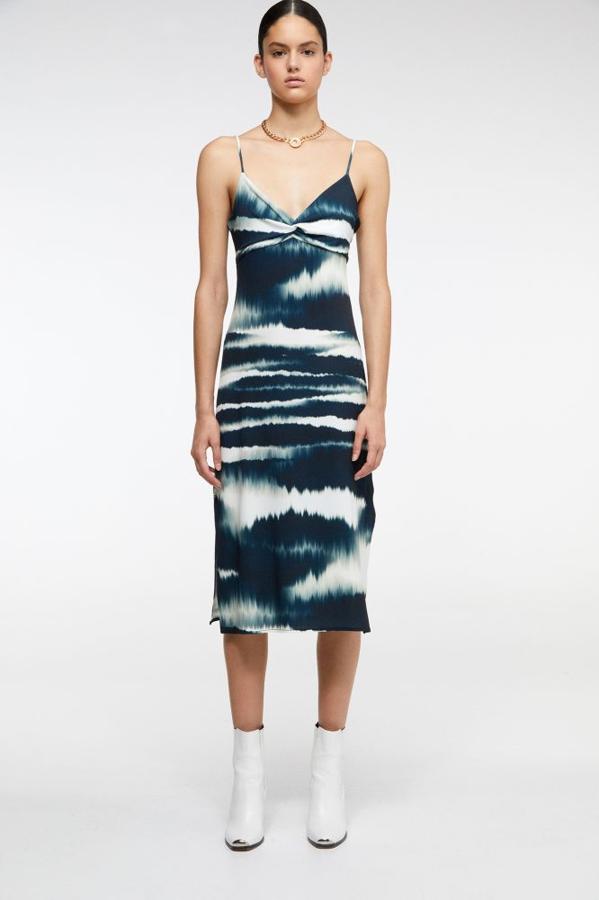 Vestido con largo midi y diseño tie-dye en color azul y blanco, 19,99 euros.