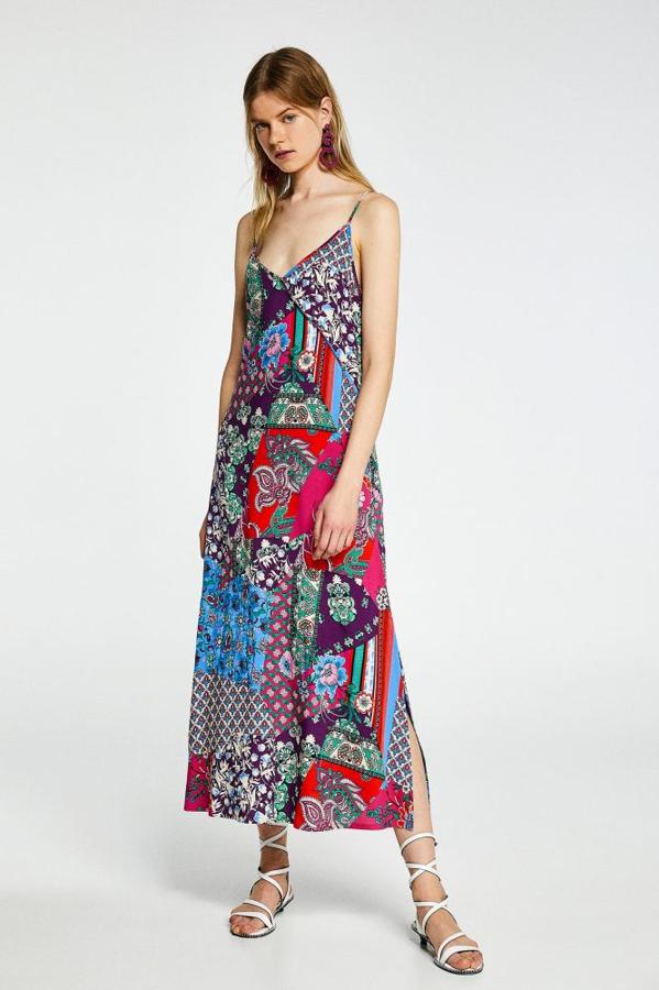 Vestido largo con estampado patchwork multicolor y tirantes finos, 19,99 euros.