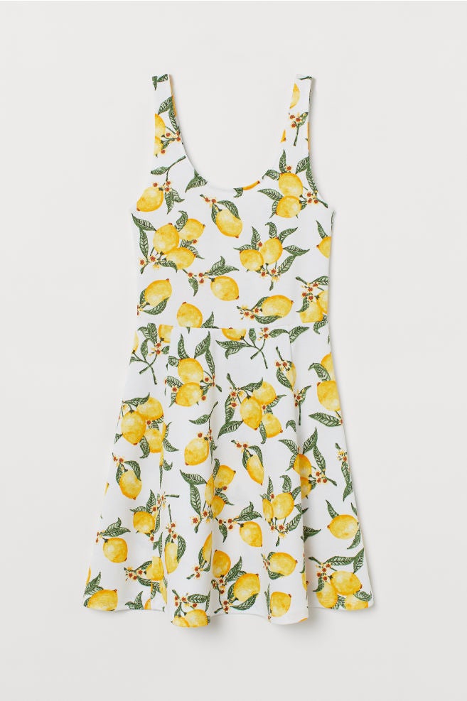 Alerta tendencia por menos de 10 euros que no te vas a quitar en todo el verano: el estampado de limones de este vestido de H&M. (9,99 euros).