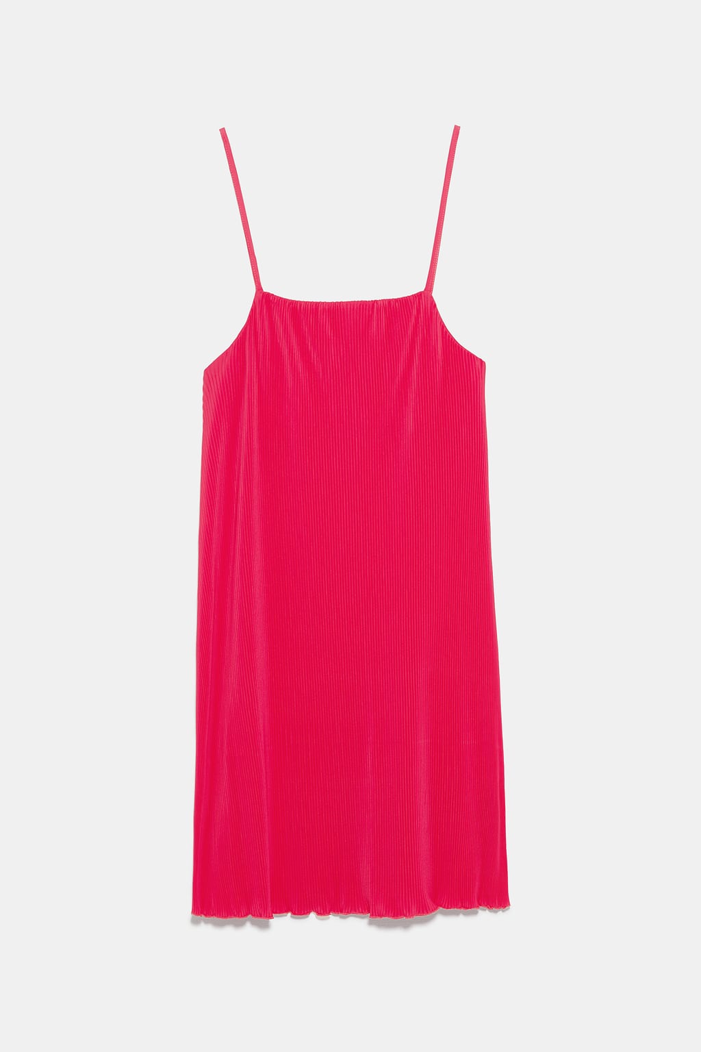 Vestido plisado en tono rosa de Zara, ideal para tus looks de invitada. (9,99 euros).
