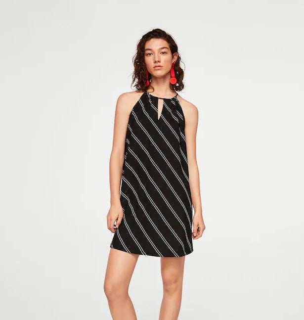 Vestido cuello halter de rayas en tono blanco y negro. De Mango Outlet. (8,99 euros).
