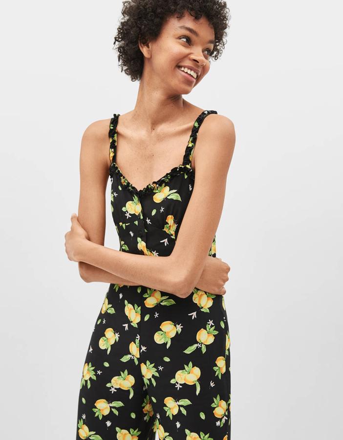 Mono largo con estampado de limones de Bershka (29,99 euros). Lleva tirantes y volantes en el pecho, con un escote en pico y botones frontales. El pantalón es un culotte.