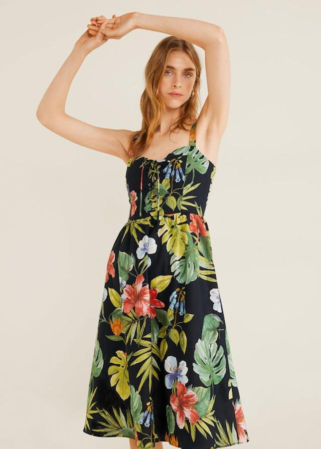 Vestido midi confeccionado en un tejido con lino, con el cuerpo de tirantes y con escote de pico y cierre con lazo. La falda es acampanada y lleva forro (Mango, 49,99 euros).