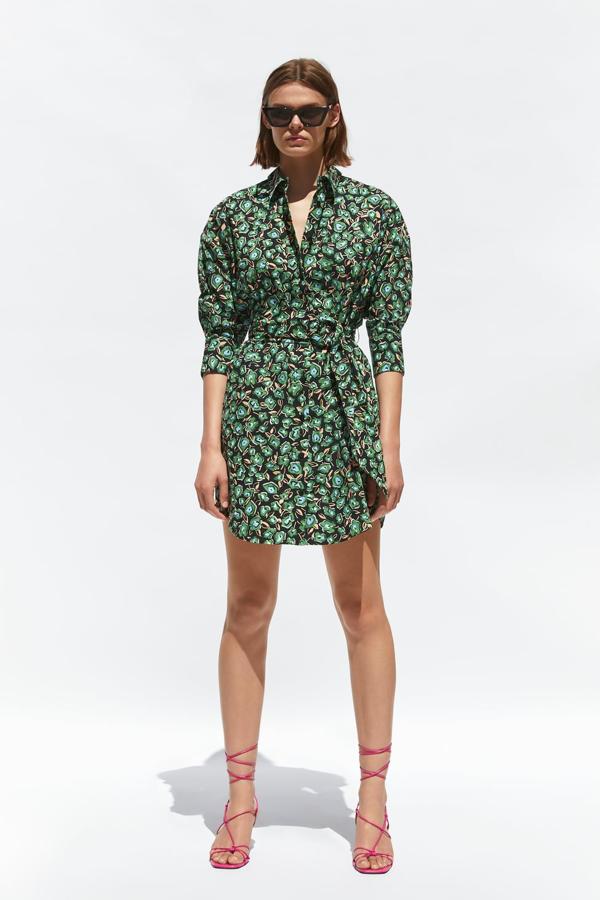 Vestido con un fantástico estampado de flores verdes, con cuello solapa y manga larga. Lleva bolsillos laterales ocultos en costura, cinturón del mismo tejido y botones en el frontal (Zara, 39,95 euros).