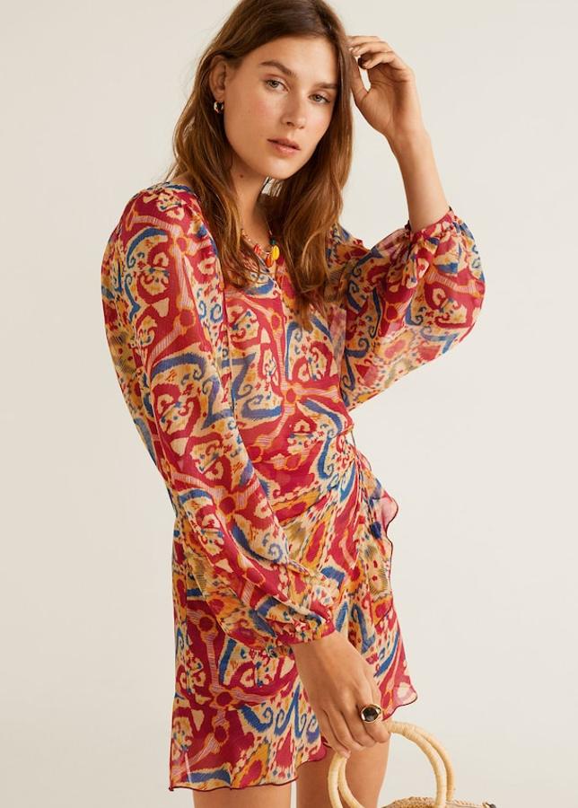 Minifalda y blusa en tejido semitransparente con un estampado a juego. La minifalda tiene un diseño cruzado y un detalle de volantes (Mango, 29,99 euros) y la blusa lleva escote de pico, cierre de cordón con terminación en borlas y manga larga abullonada (Mango, 35,99 euros).