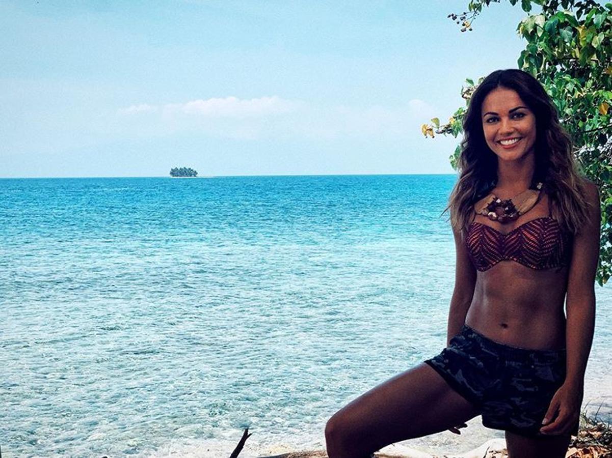 Lara Álvarez suele acompañar sus bikinis más sexys con complementos XXL de inspiración tribal como este collar.