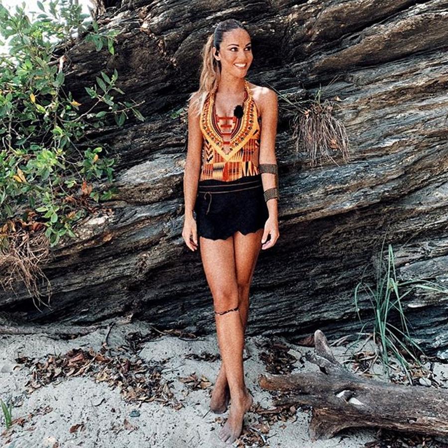 ¿Puede un bañador ser más sexy que un bikini? ¡Por supuesto! Y este de Lara Álvarez, con estampado étnico y pronunciado escote 'lace up' es el mejor ejemplo...