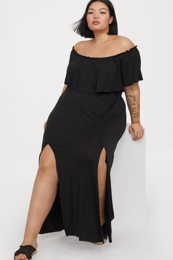 Vestido largo en punto suave de viscosa con caída, manga corta con hombros al descubierto y volante ancho en la parte superior. Lleva costura elástica debajo del busto y falda con ligero vuelo y aberturas pronunciadas. Va sin sin forrar (H&M, 19,99 euros).