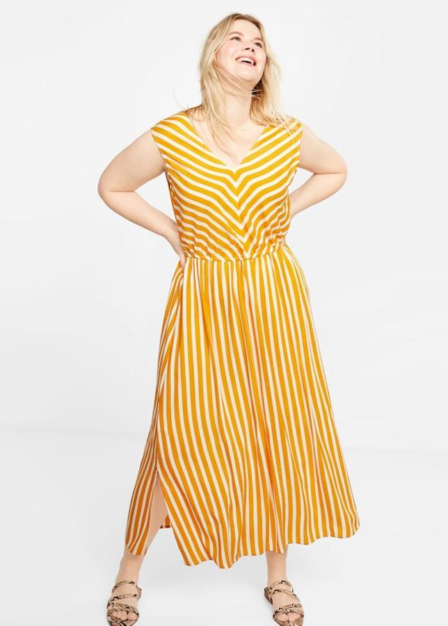 Un diseño largo y acampanado ideal para ir de la playa al chiringuito. Lleva tirantes anchos y cintura entallada y elástica (Mango, 49,99 euros).